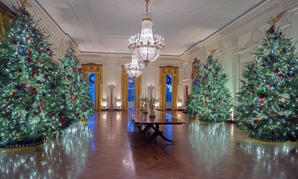 Bijela kuća blagdansko uređenje