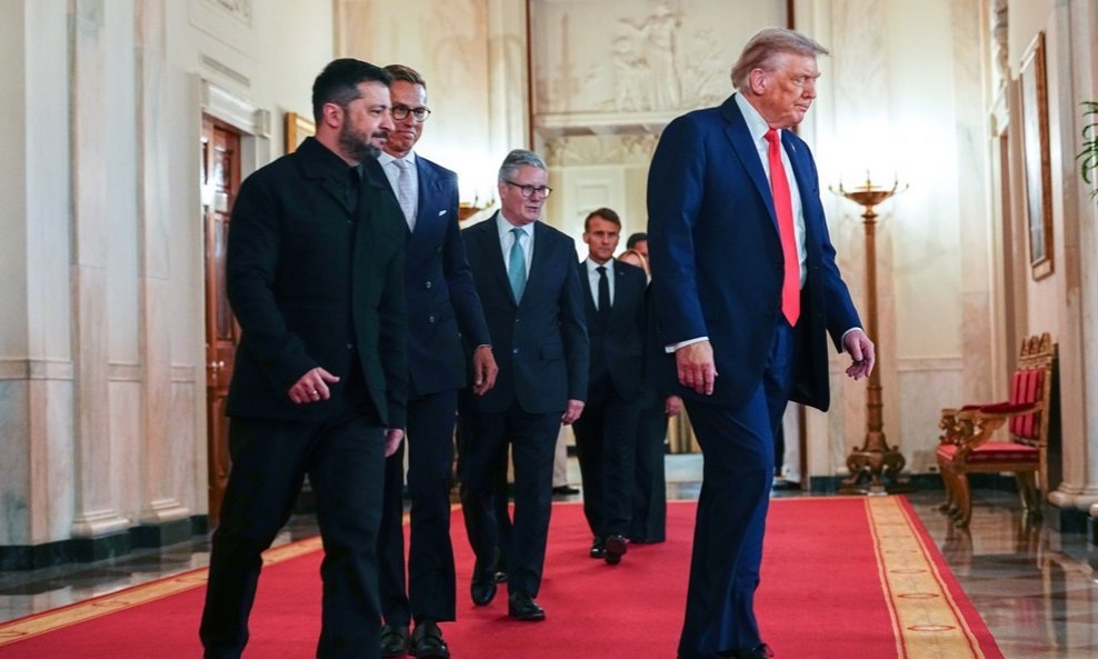 Vrlo ilustrativna fotografija Zelenskog i europskih lidera kako kaskaju za Trumpom