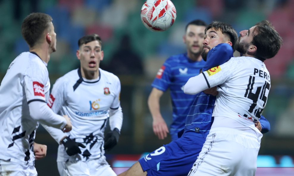 Dion Drena Beljo (u sredini, u plavom dresu i u borbi za loptu)