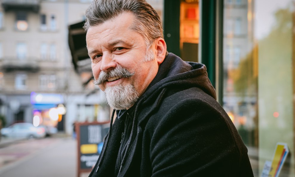 Njegova nova knjiga zgusnuta je, simbolički nabijena priča o "mesijanskom vremenu" koje neugodno nalikuje našemu