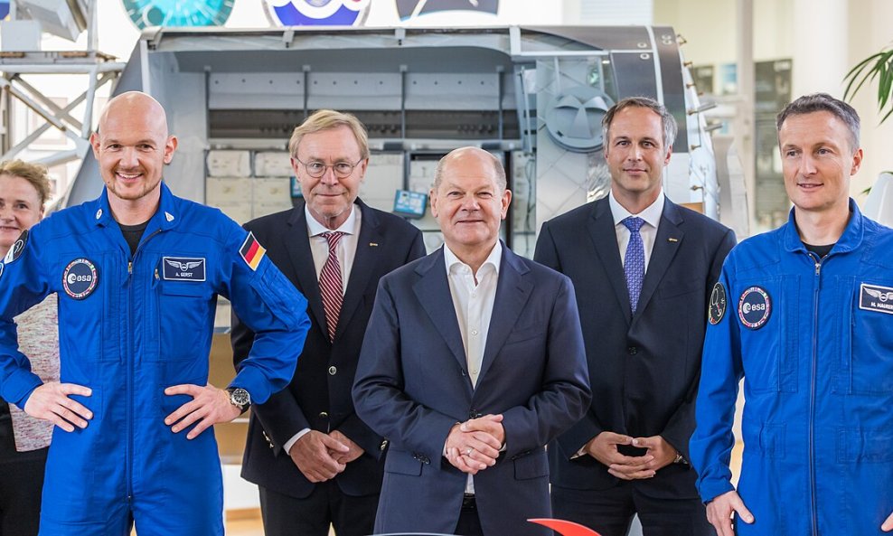 Astronaut Alexander Gerst, kancelar Olaf Scholz, astronaut Matthias Maurer u EAC-u (Europskom Astronautskom Centru), ESA