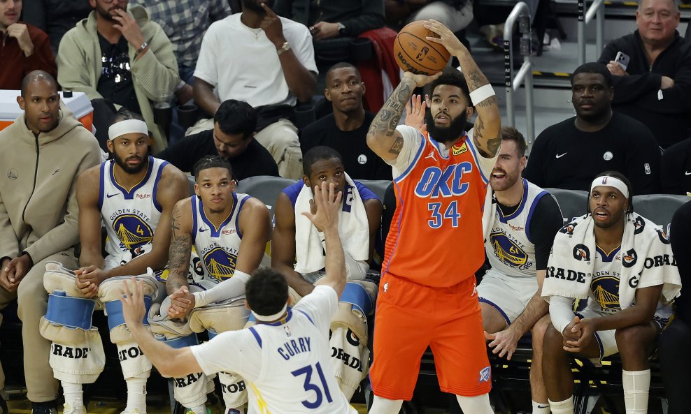 Kenrich Williams (s loptom)