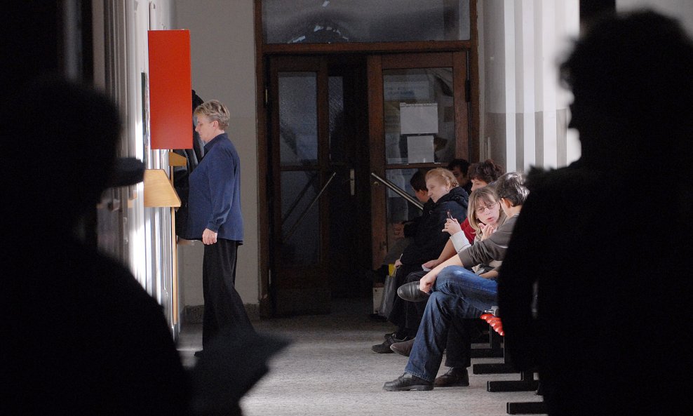 Dmovi zdravlja puni su oboljelih od gripe (ilustracija)