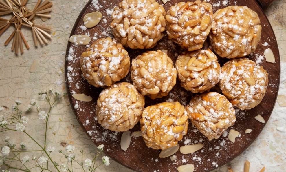 Keksi s pinjolima potječu sa Siciije