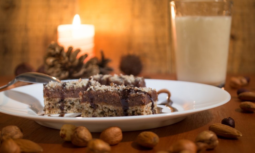 Polumjeseci s čokoladom i orasima