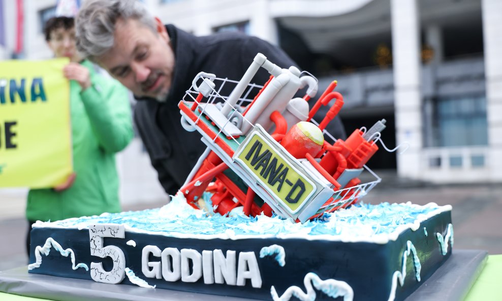 Greenpeaceov prosvjed ispred INA-e