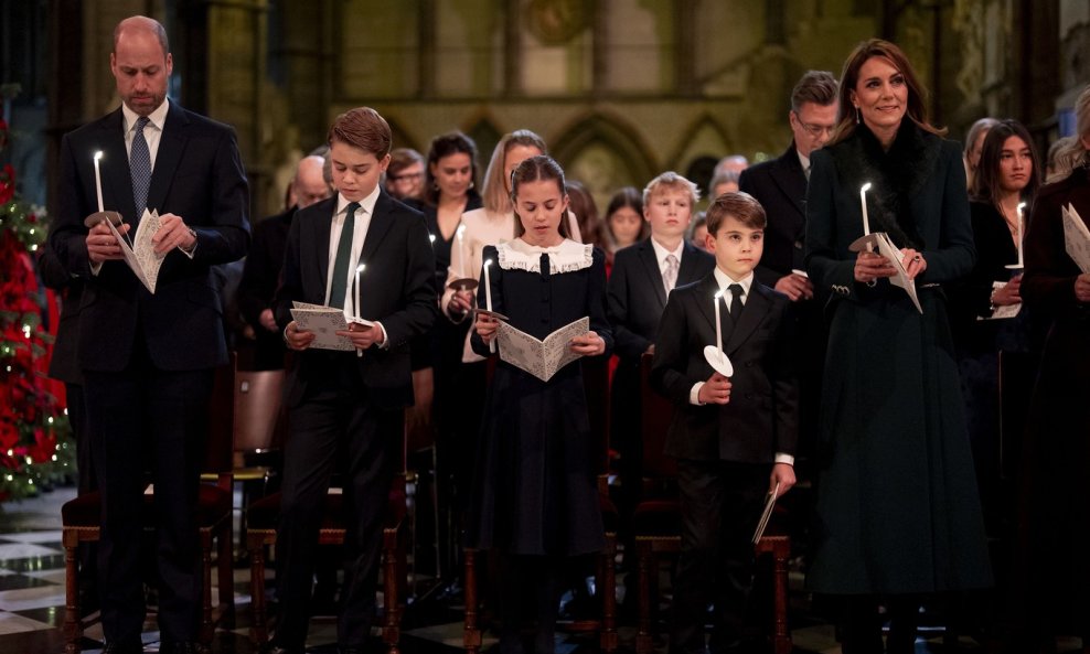 Kate Middleton s djecom i suprugom Williamom