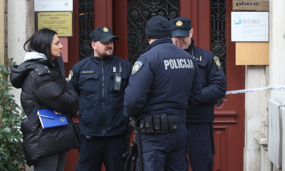Rijeka: Žena umrla na stubištu, u stanu pronađen muškarac s ozljedama vrata