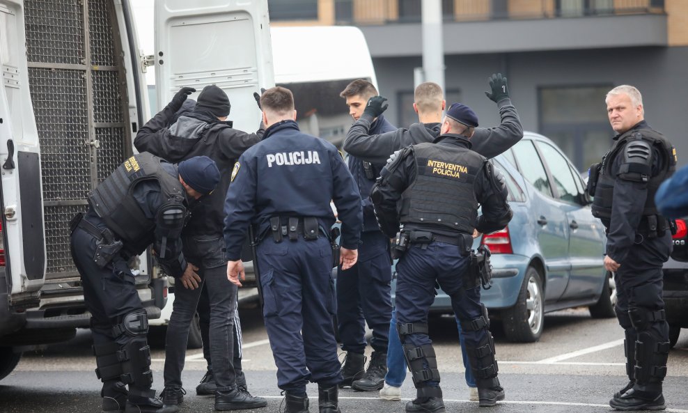 Policija provodi pojačane mjere sigurnosti u Dubravi
