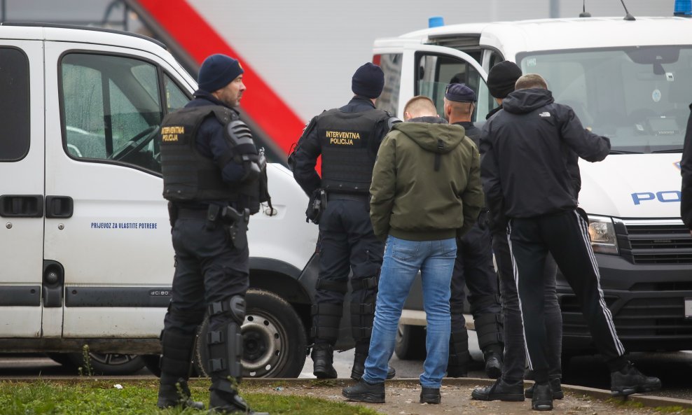 Uoči utakmice Dinama i Hajduka policija patrolira u zagrebačkoj Dubravi