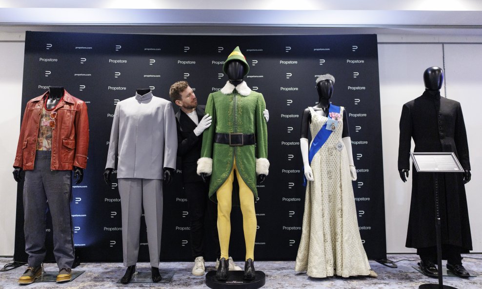 Kostim Willa Ferrella iz filma Vilenjak na dražbi prodan za 239.400 funti