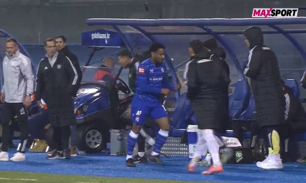 Pierre Gabriel u naguravanju s klupom Hajduka