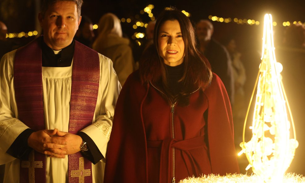 Don Mateo Babić i dogradonačelnica Splita Matea Dorčić upalili su drugu adventsku svijeću