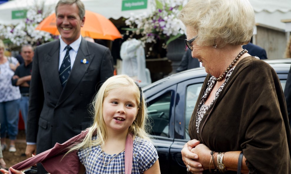 Princeza Catharina-Amalia 2011. s bakom kraljicom Beatrix