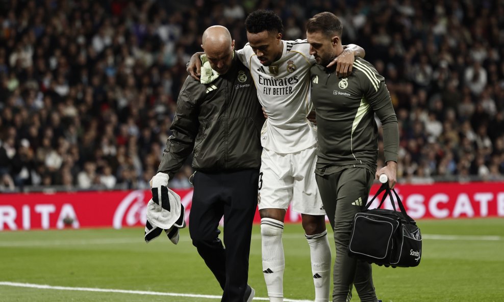 Eder Militao hoda uz pomoć fizioterapeuta Reala