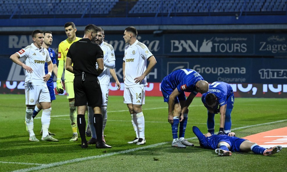 Patrik Kolarić u razgovoru s igračima Hajduka