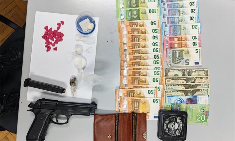 Policija je pronašla pištolj i drogu