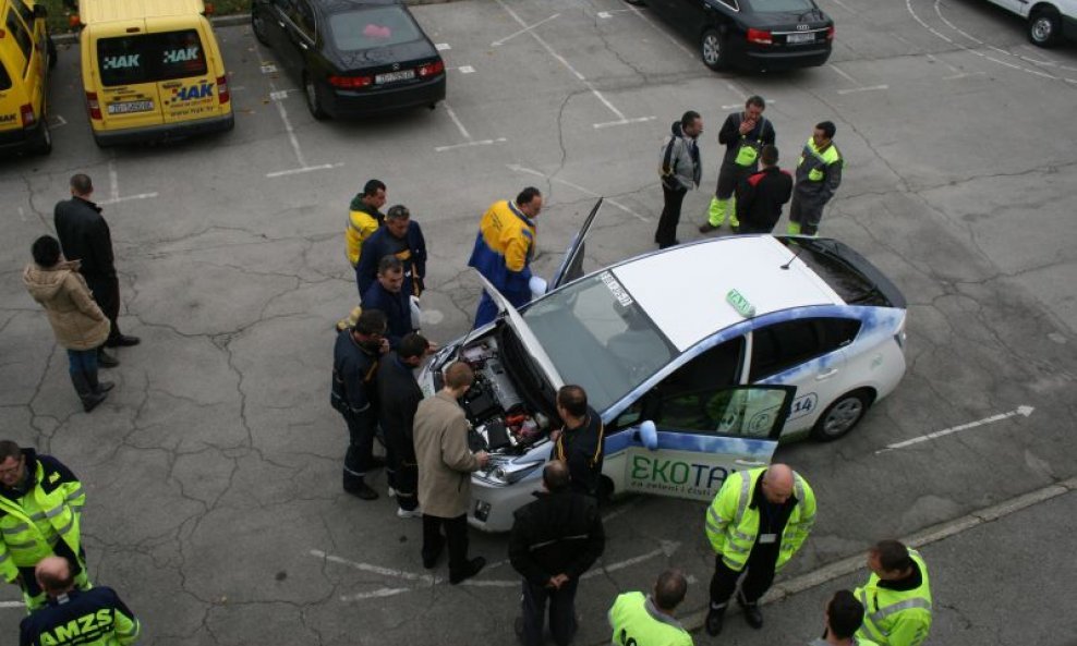 Razgledavanje hibridnog automobila