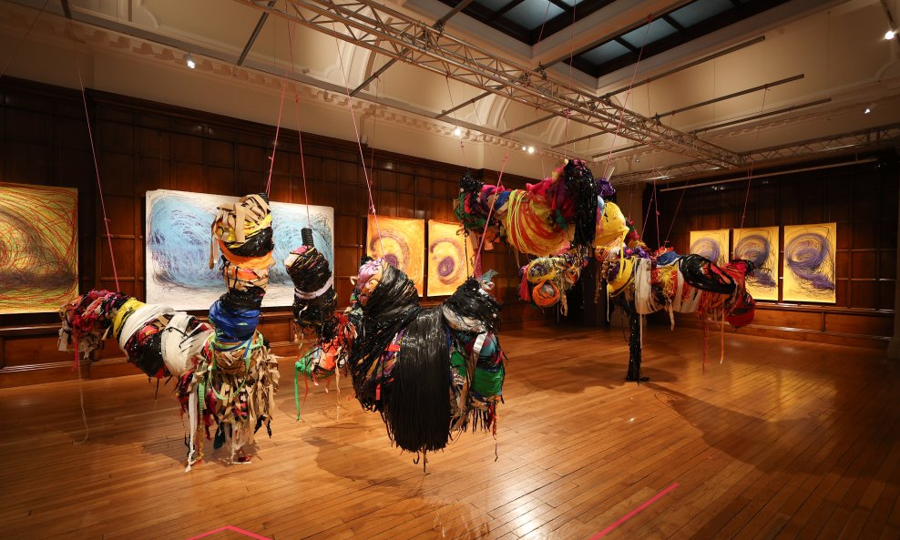 Kalu je nagrađena za svoje voluminozne viseće skulpture snažnih boja i monumentalnog dojma, koje nastaju povezivanjem i vezivanjem pronađenih i recikliranih materijala