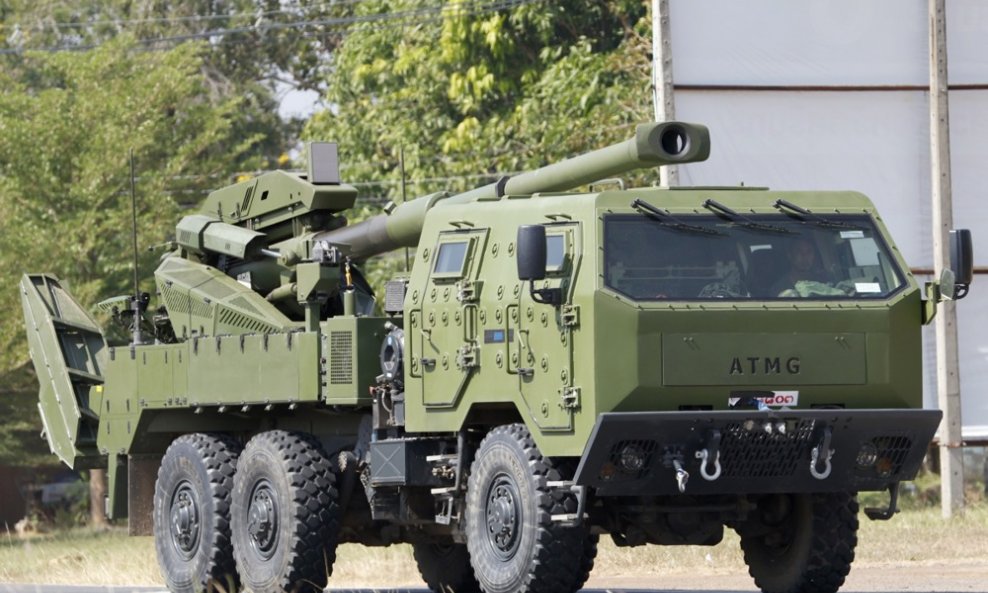 Samohodna haubica tajlandske vojske kreće se tijekom sukoba između tajlandskih i kambodžanskih trupa u okrugu Phanom Dong Rak, pokrajina Surin, Tajland