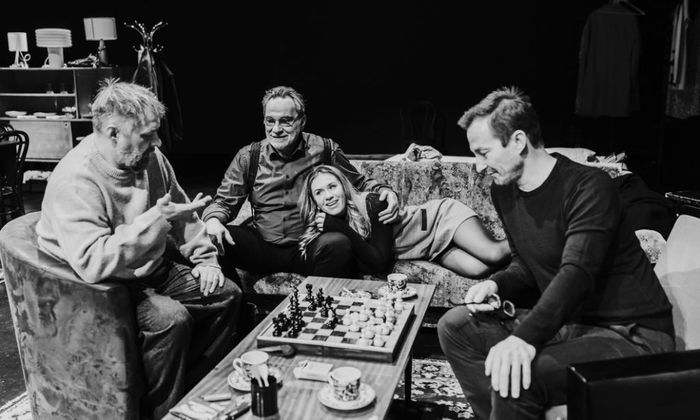 Kanonsko ostvarenje hrvatskog autorskog filma šezdesetih karakterna je studija ljubavnog trokuta