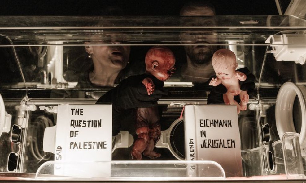 Simbolika inkubatora povezuje se s brutalnom sadašnjošću rata u Gazi, osobito s prizorima inkubatora bez električne energije u bolnici Al Shifa