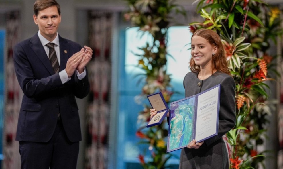 Kćer Marie Corine Machado,  Ana Corina Sosa, prihvatila je nagradu u ime njene majke koja nije stigla na ceremoniju