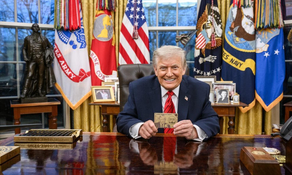 Donald Trump sa zlatnom karticom