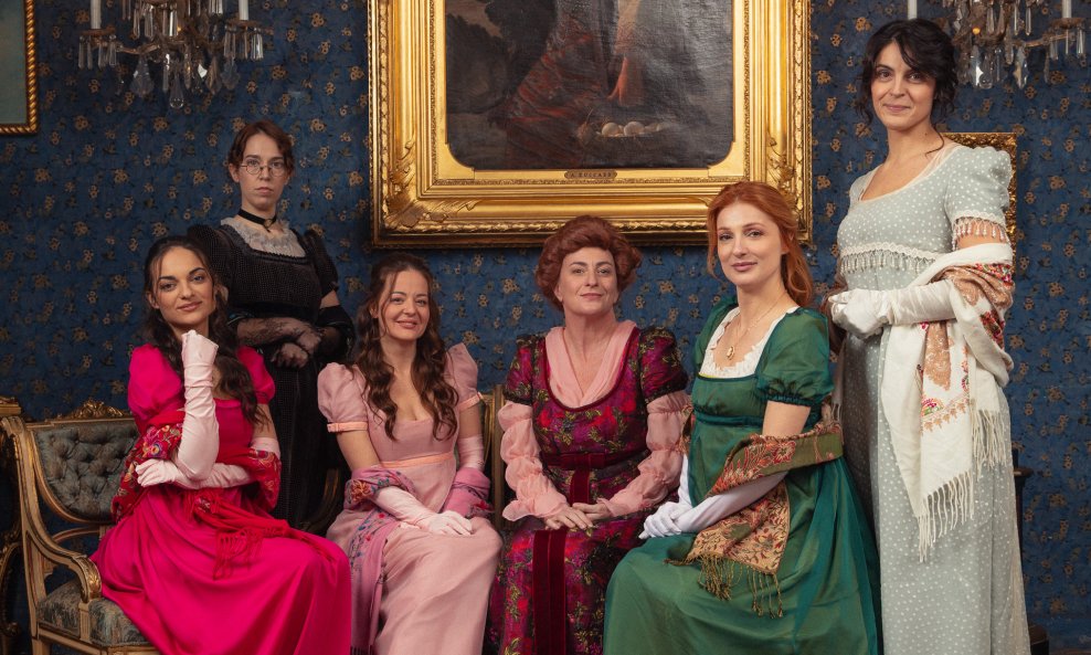 Predstava je zamišljena kao svojevrsni 'prolog' koji publici nudi intiman, neposredan ulazak u svijet Austenina romana