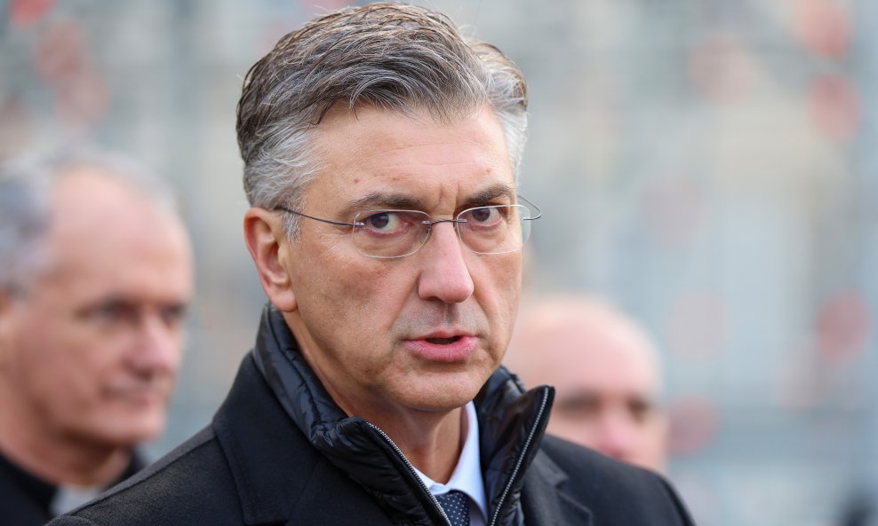 Premijer je kratko odgovarao na novinarska pitanja