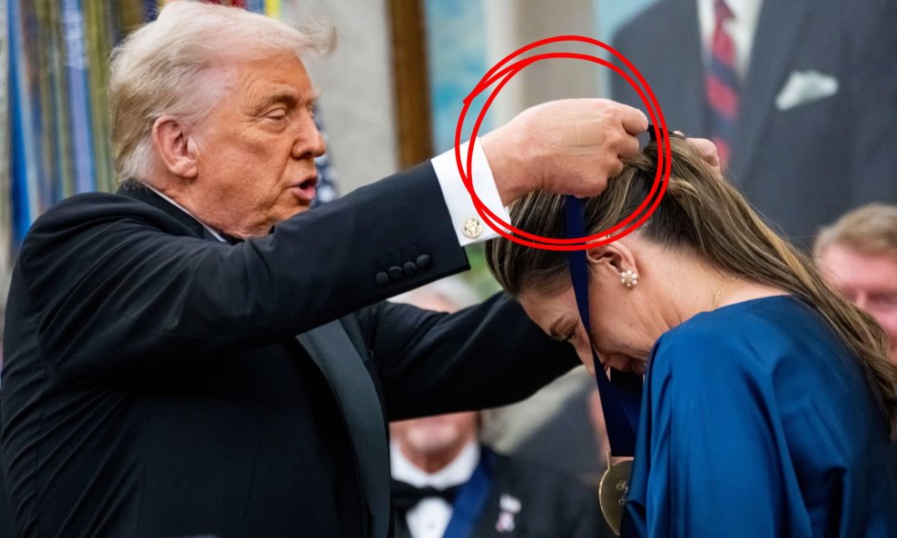 Donald Trump s flasterom na ruci