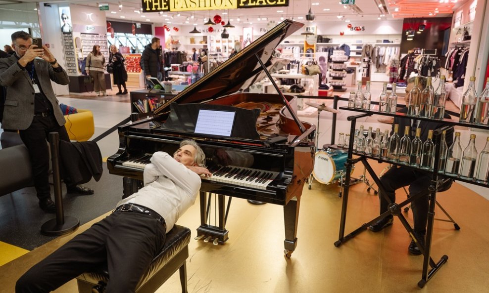 Klavir je inauguriran u prosincu 2025. nastupom Mateja Meštrovića i Borne Šercara