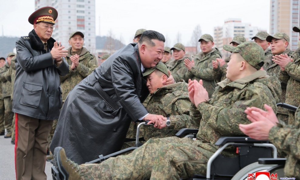 Kim Jong Un pohvaljuje vojnike