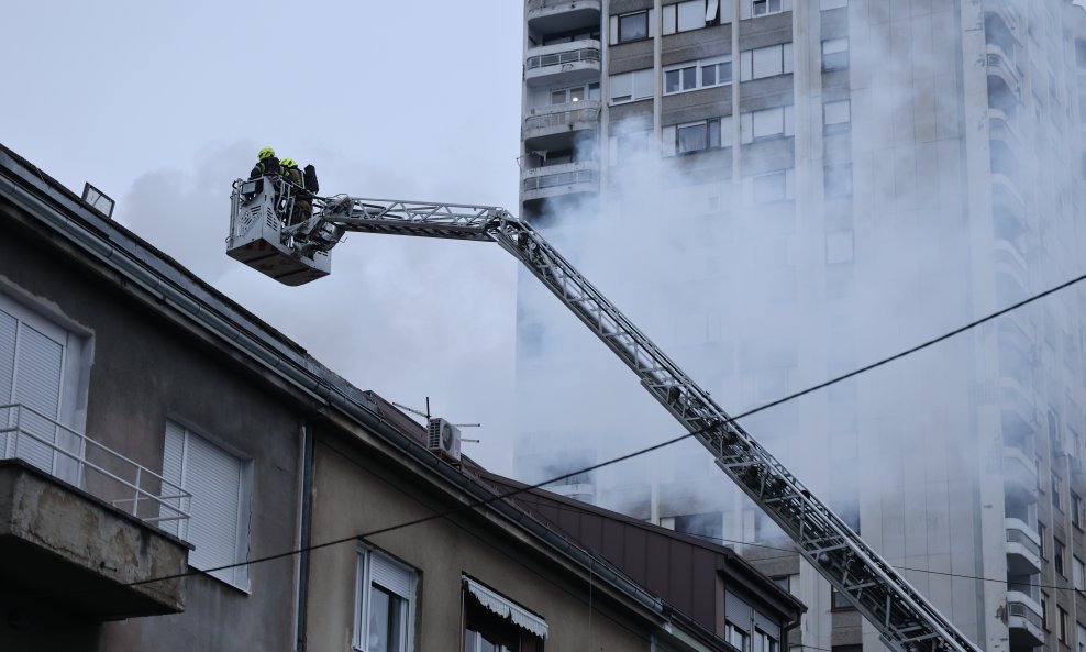 Zagreb: Vatrogasci gase požar koji je izbio na krovištu stambene zgrade u Metalčevoj ulici