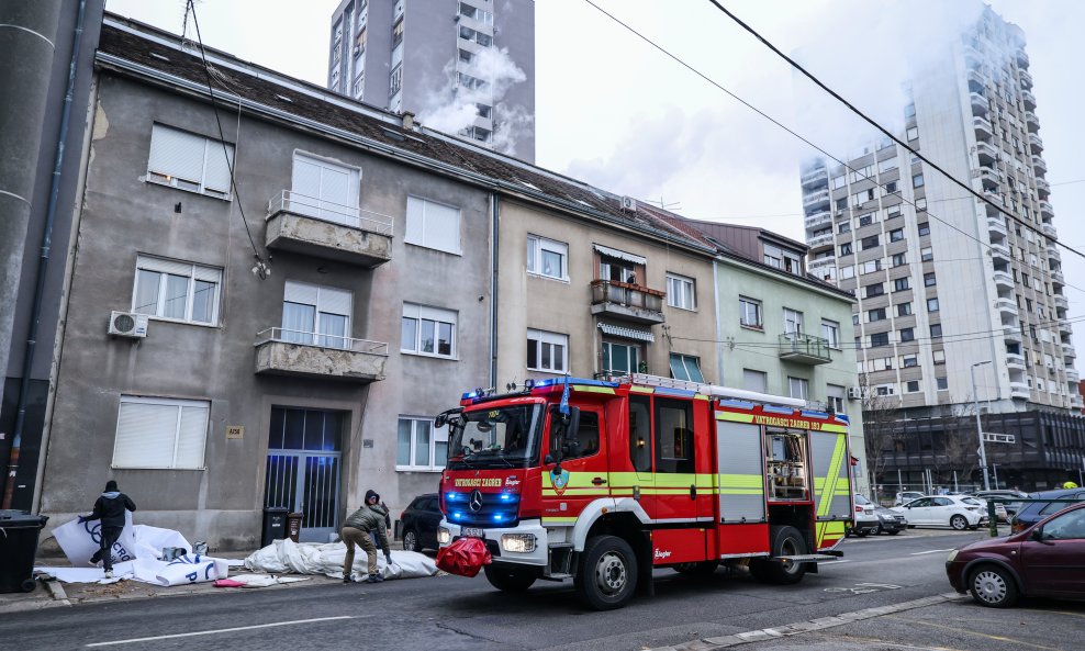 Zagreb: Vatrogasci gase požar koji je izbio na krovištu stambene zgrade u Metalčevoj ulici