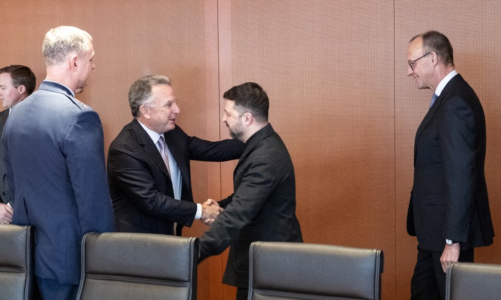 Steve Witkoff rukuje se s Volodimirom Zelenskim u uredu njemačkog kancelara Friedricha Merza