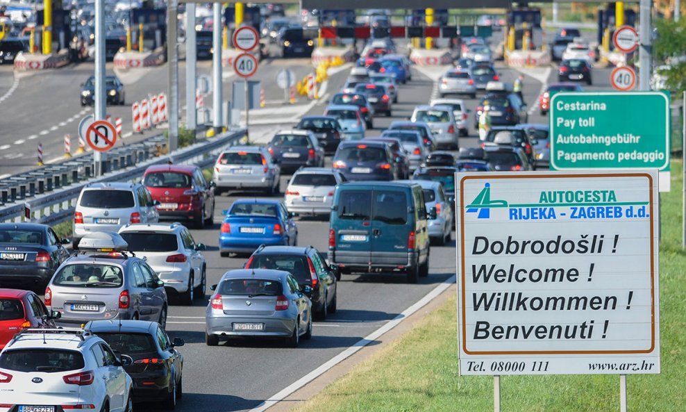 Zbog smjene turista gužve na NP Lučko (10)