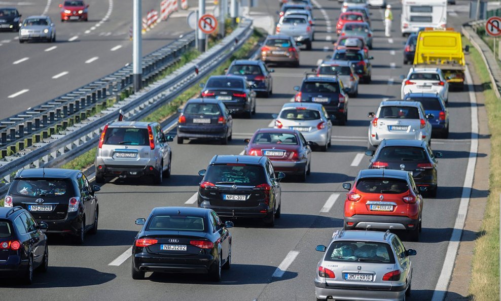 Zbog smjene turista gužve na NP Lučko (12)