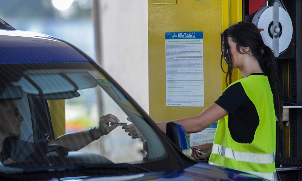 Zbog smjene turista gužve na NP Lučko (8)