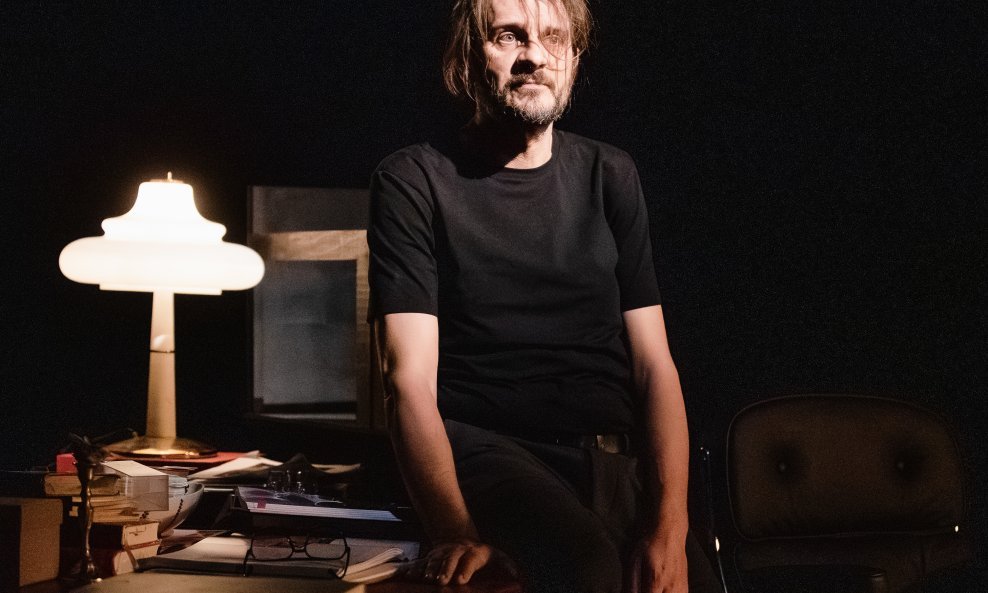 Izvedba Frane Maškovića ustrajno je suzdržana, gotovo ravnodušna, potpuno lišena bilo kakvih emocionalnih iskakanja