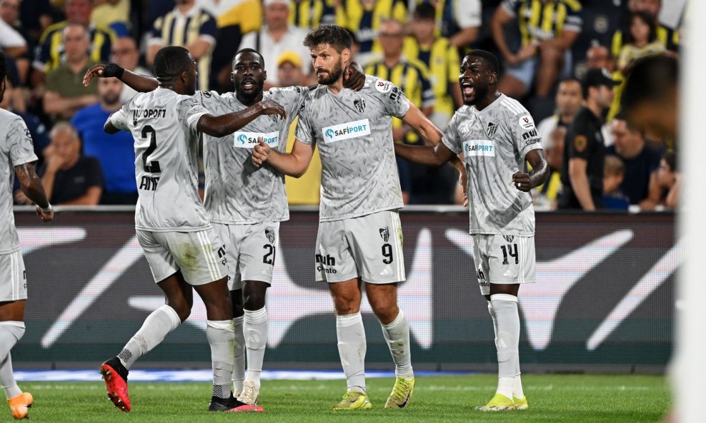 Bruno Petković (u sredini)