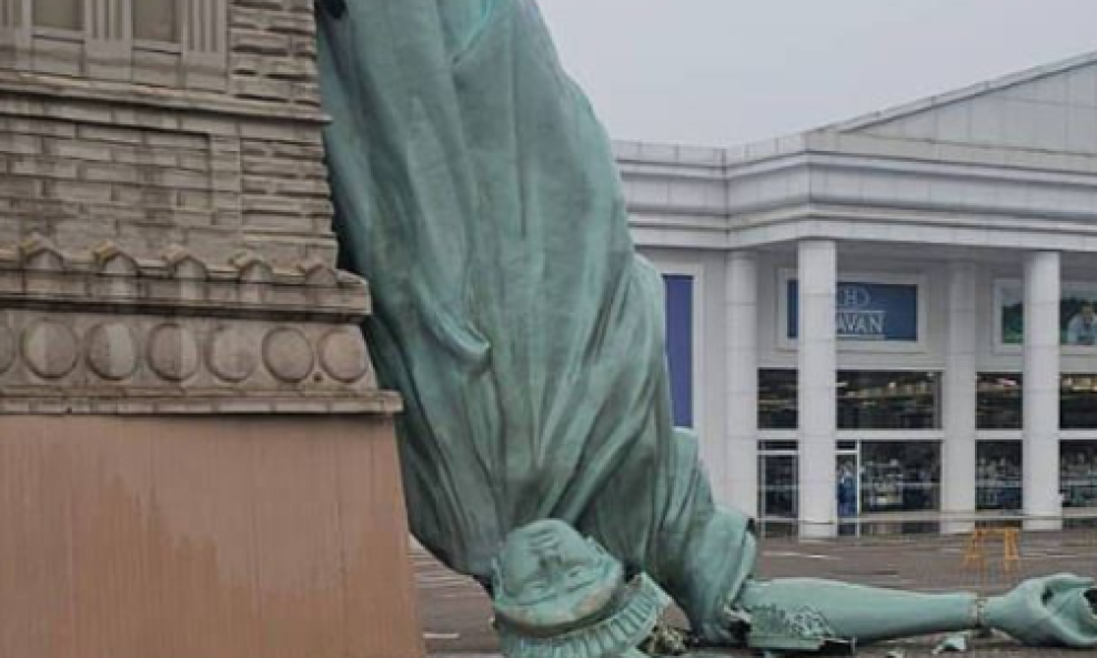 Vjetar srušio repliku Kipa slobode