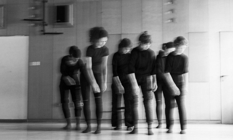 Boons je koreografkinja, izvođačica i umjetnica s renomiranom međunarodnom karijerom, prepoznata po emocionalno zahtjevnim radovima