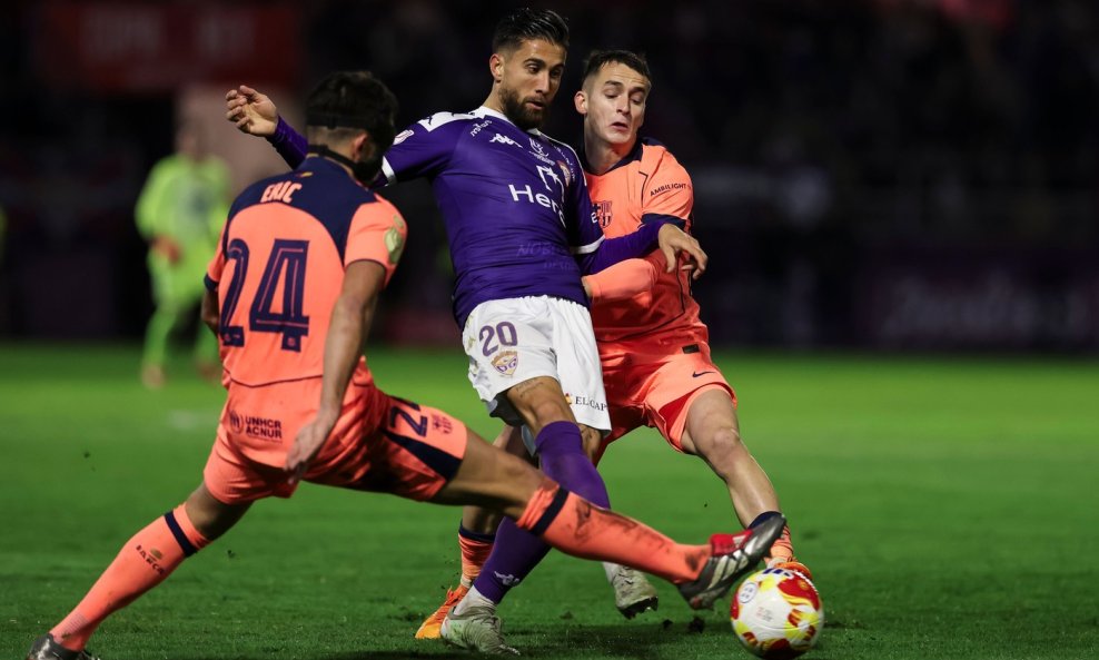 Borja Díaz (između igrača Barcelone)