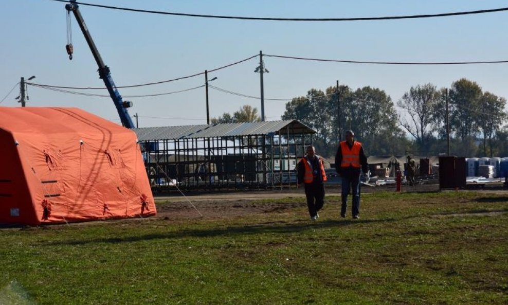 Slavonski Brod - Ministar Ostojić objavio kako je zimski tranzitni kamp za izbjeglice spreman