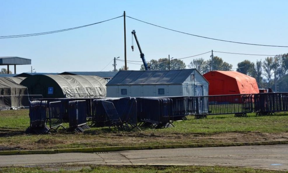 Slavonski Brod - Ministar Ostojić objavio kako je zimski tranzitni kamp za izbjeglice spreman (13)