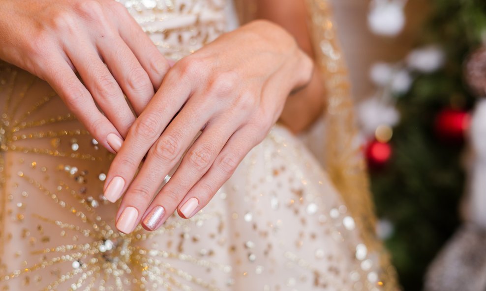 Metalizirani efekti dodatno naglašavaju luksuzan dojam jer reflektiraju svjetlost i daju noktima moderan karakter.