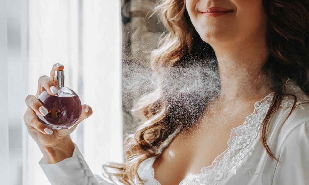 Trendovi parfema za 2026. jasno pokazuju pomak prema mirisima koji bude emocije