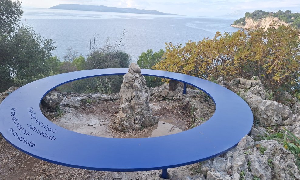 Vidikovac u spomen na Milana Mladenovića u Makarskoj