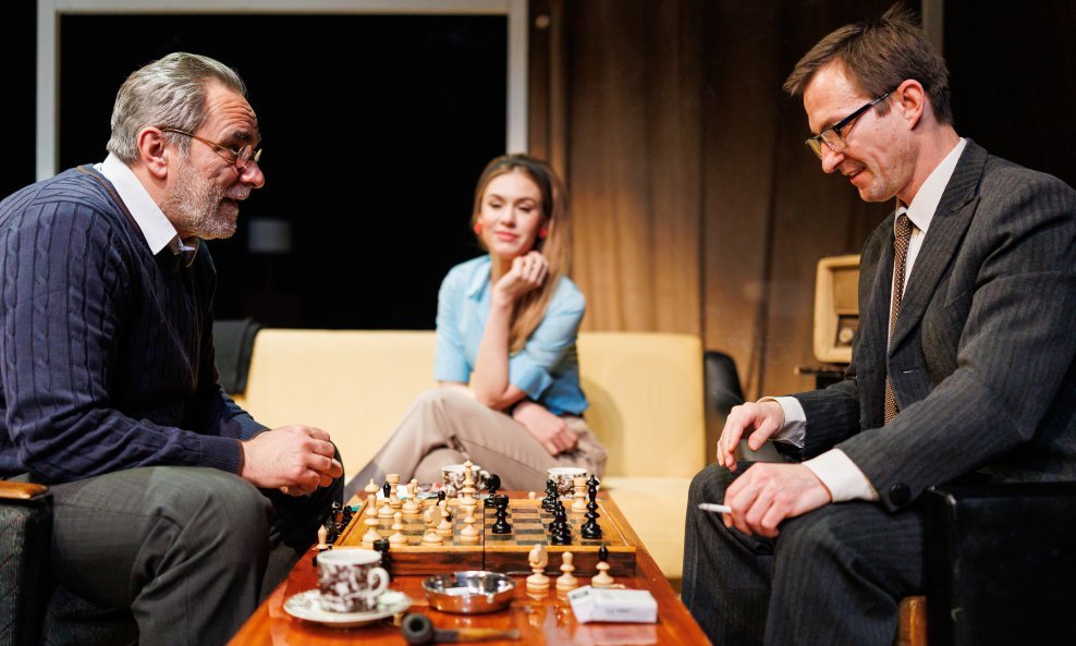 Predstava po svemu imitira filmski predložak